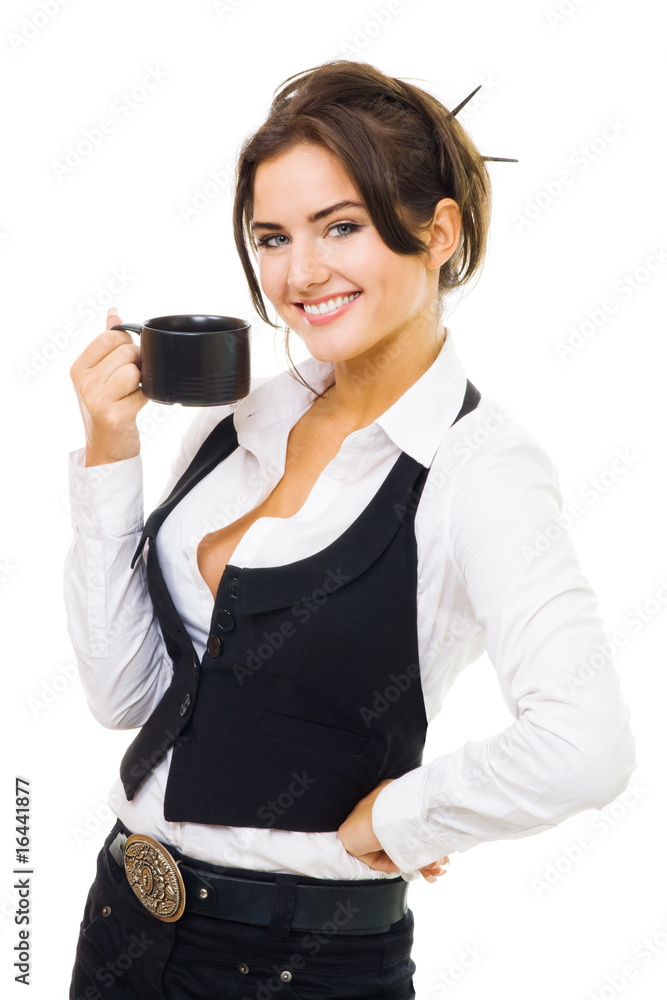 女人拿着一杯咖啡站着，微笑着看着镜头