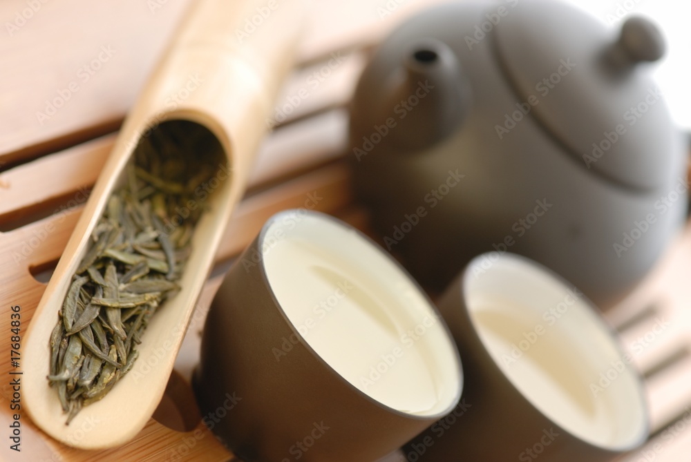 亚洲茶具配茶壶和绿茶