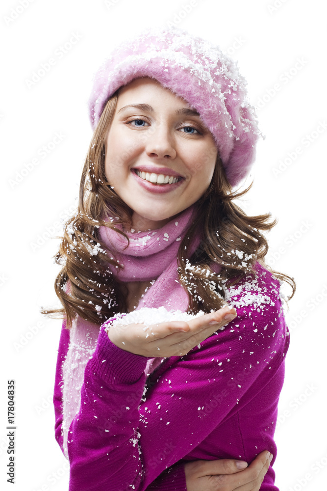 女人从手掌上吹雪花