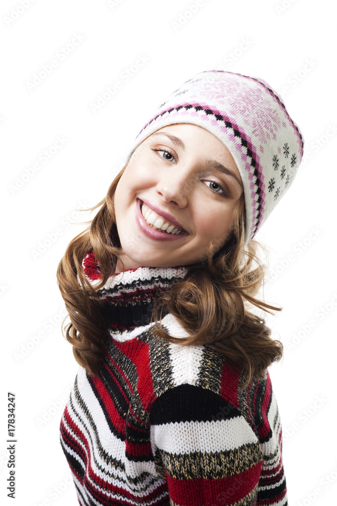 戴着冬帽微笑的女人