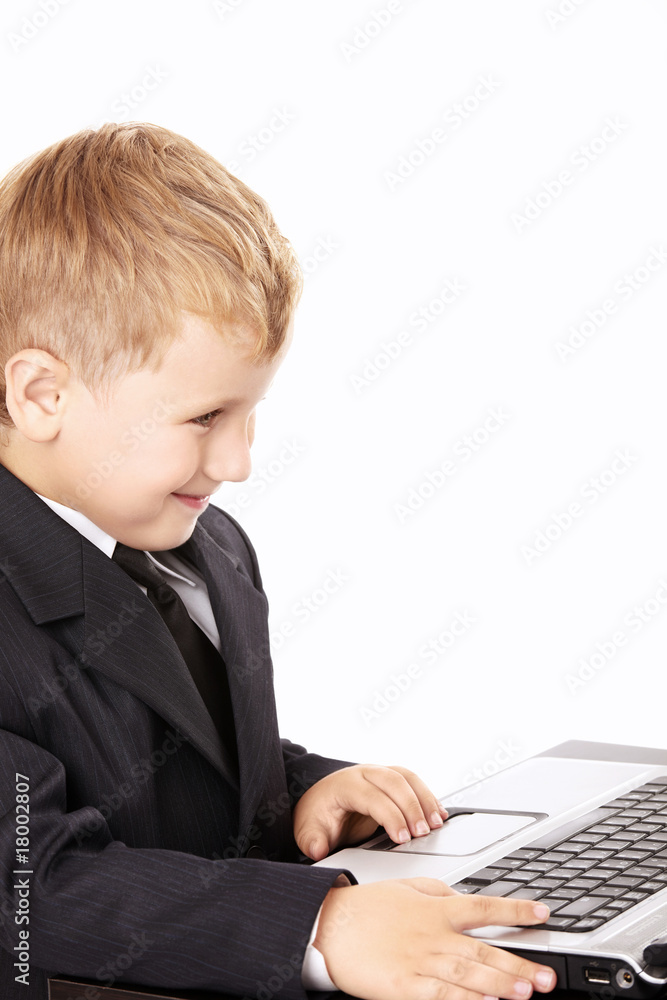 小男孩和笔记本电脑