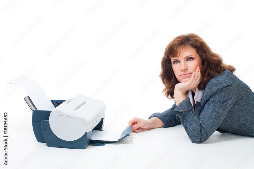 女人躺在打印机旁，等得累