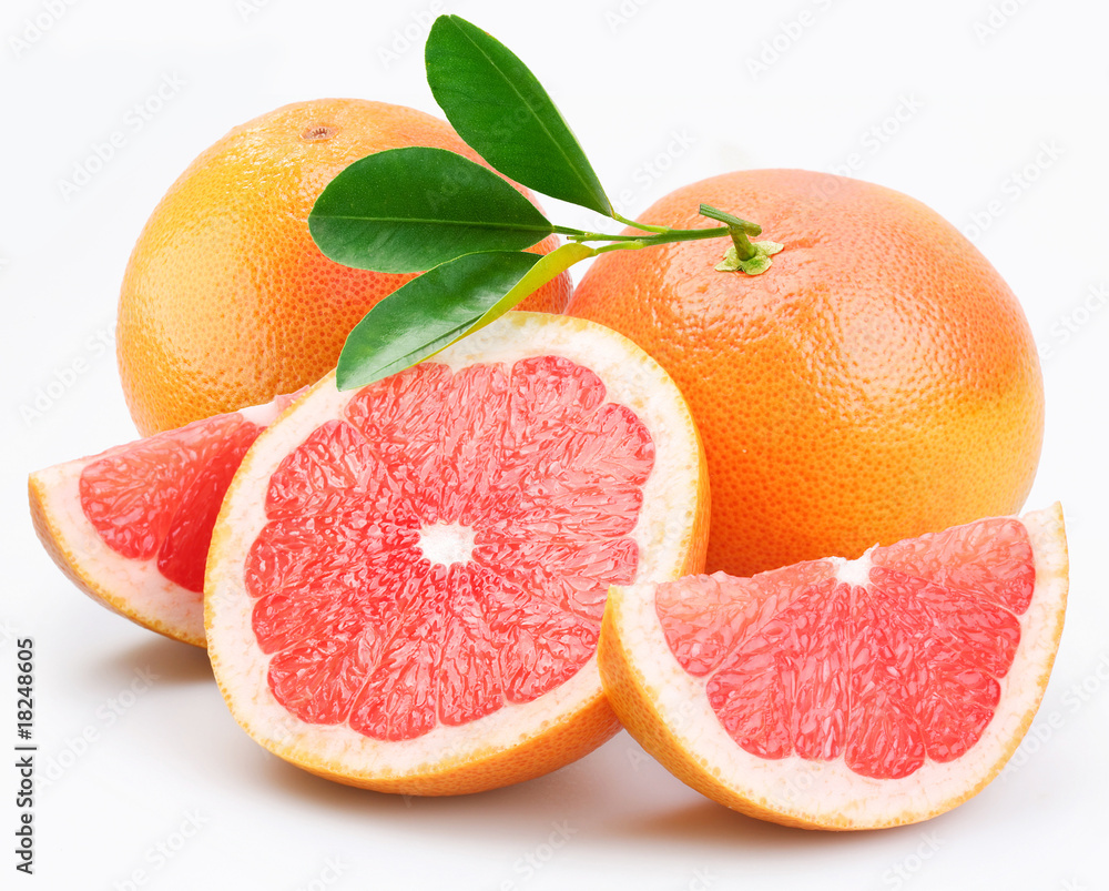白色背景下的葡萄柚组。
