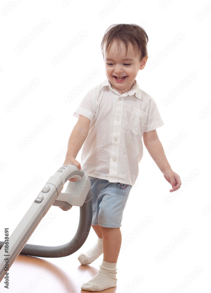 幼儿正在用吸尘器清洁房间