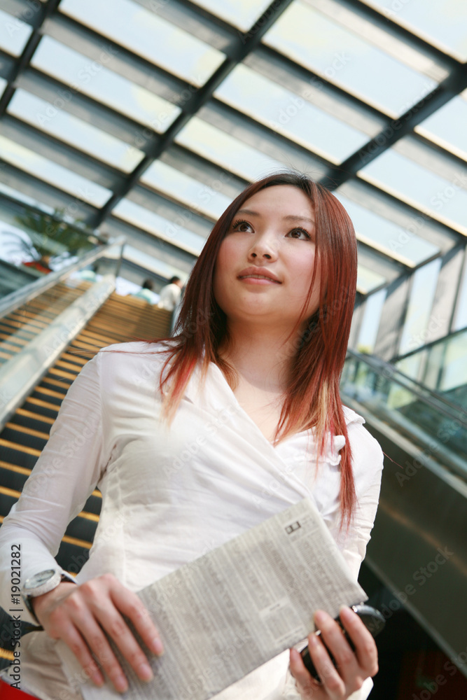 亚洲年轻商业女性读报