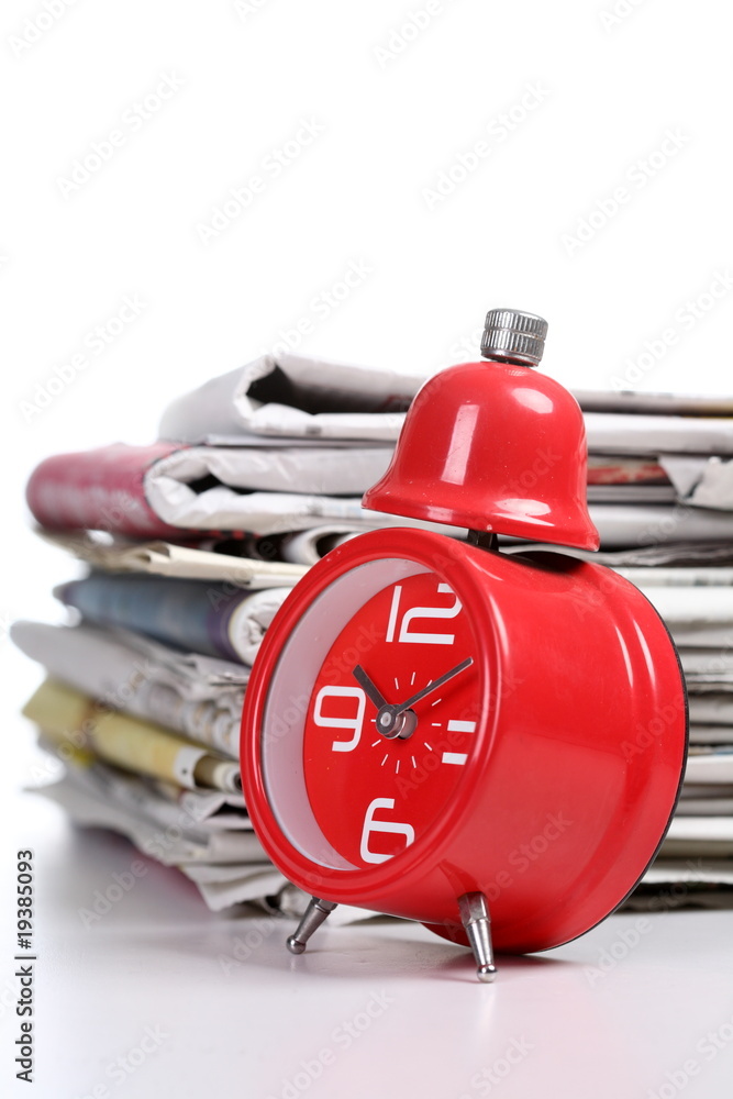 红色时钟和报纸