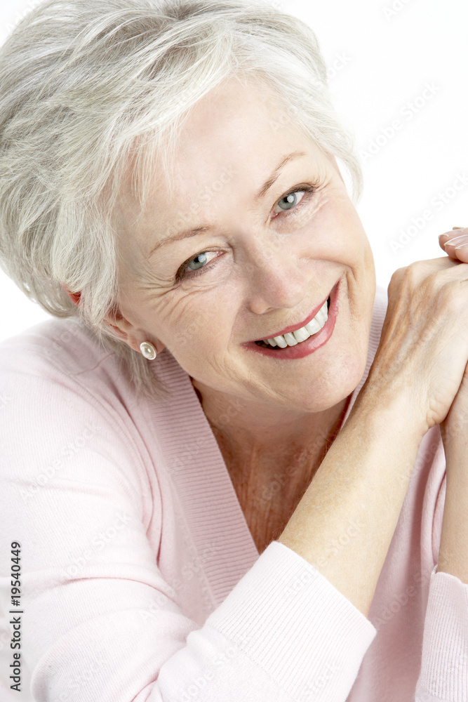 微笑的老年女性工作室肖像