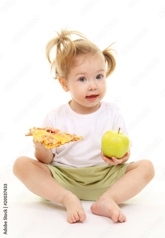 带青苹果和披萨的女婴