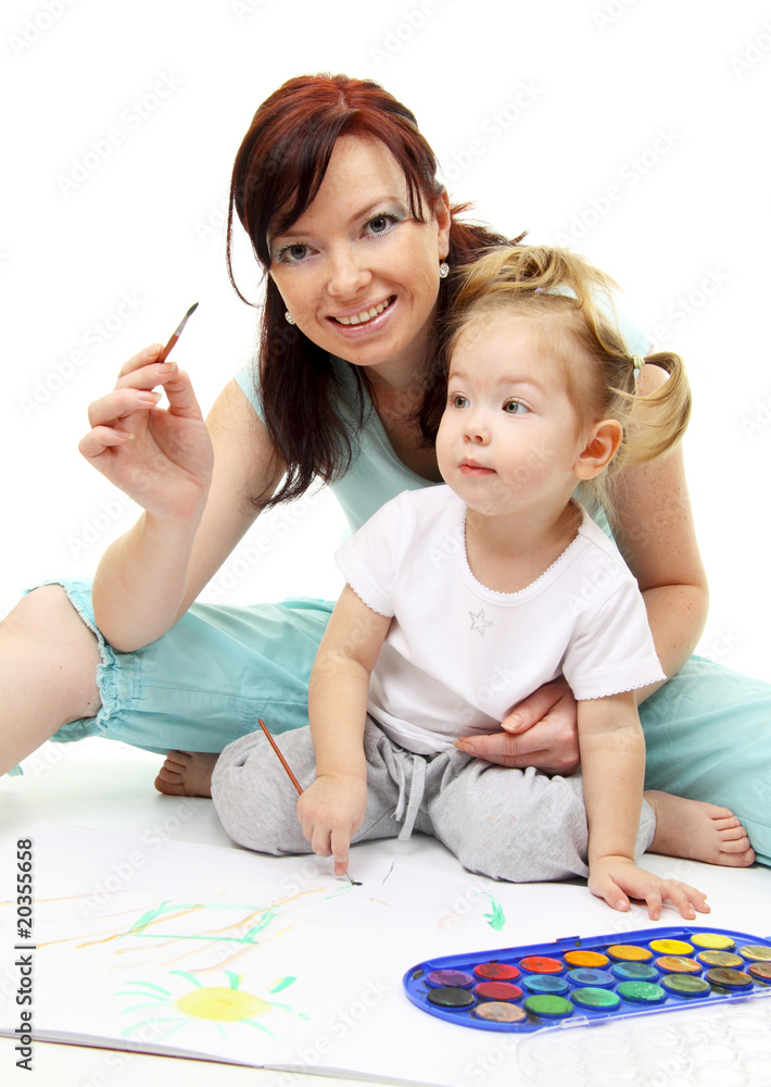 母亲用水彩颜料和颜料与女婴玩耍br