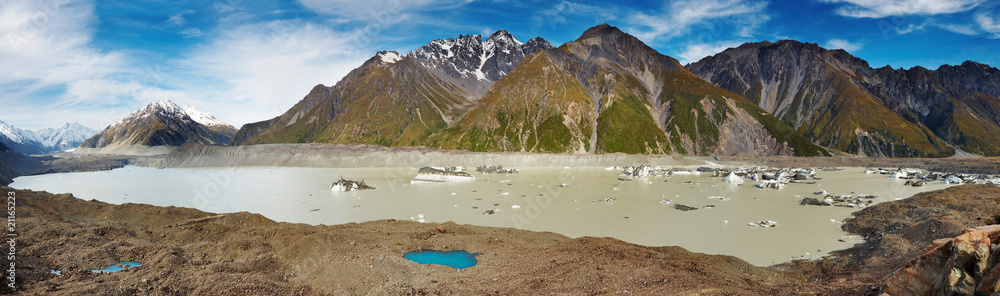 新西兰南阿尔卑斯山脉的冰川湖