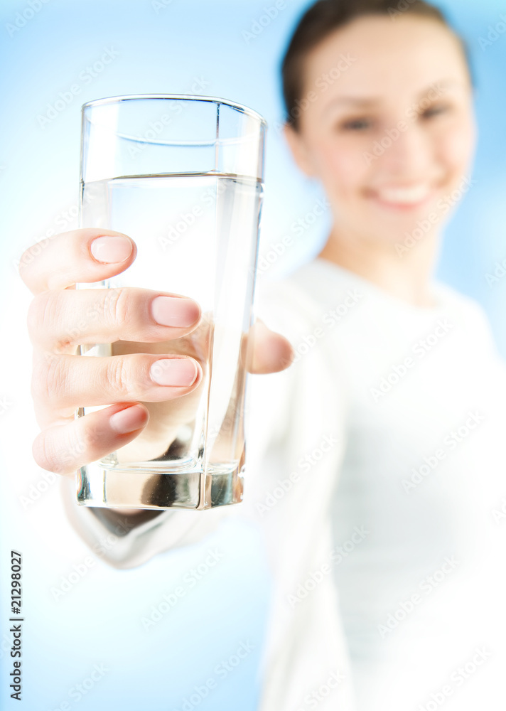 喝一杯淡水的健康年轻女性