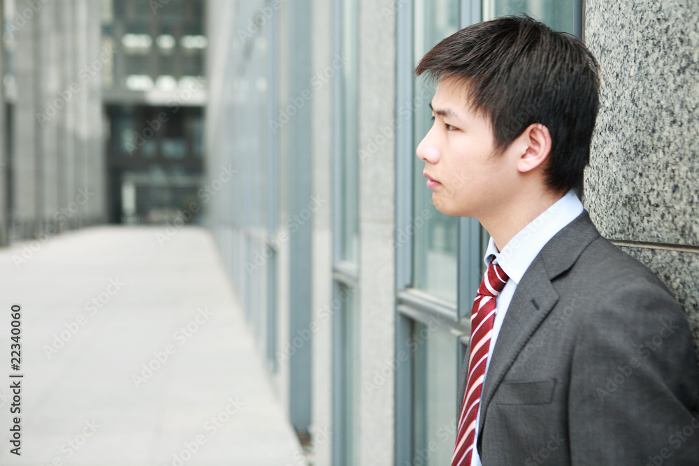 一个年轻的亚洲商人正在考虑户外活动