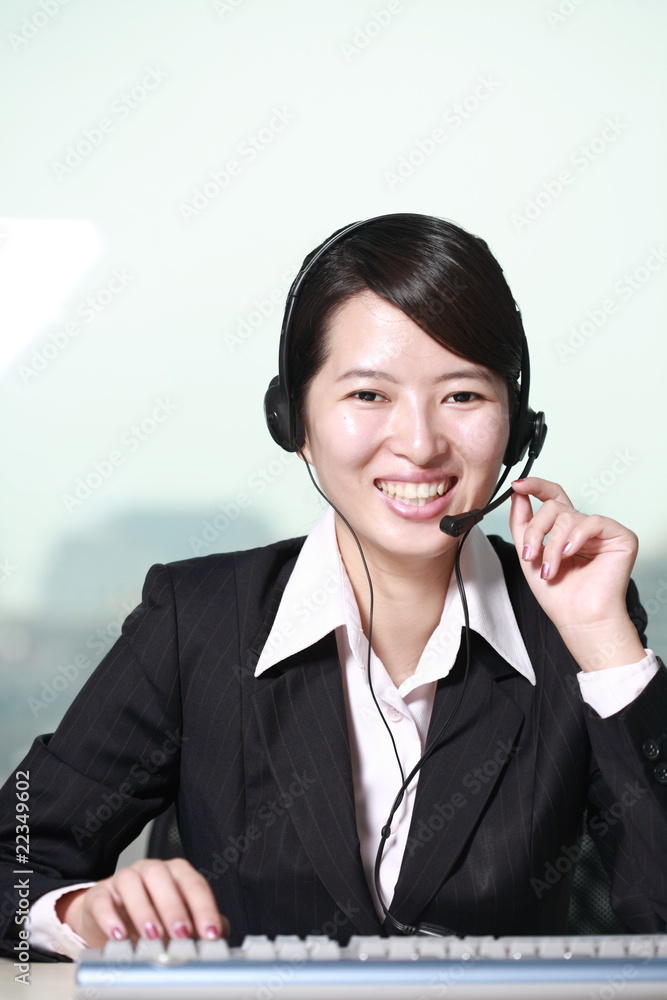 戴耳机工作的商务女性