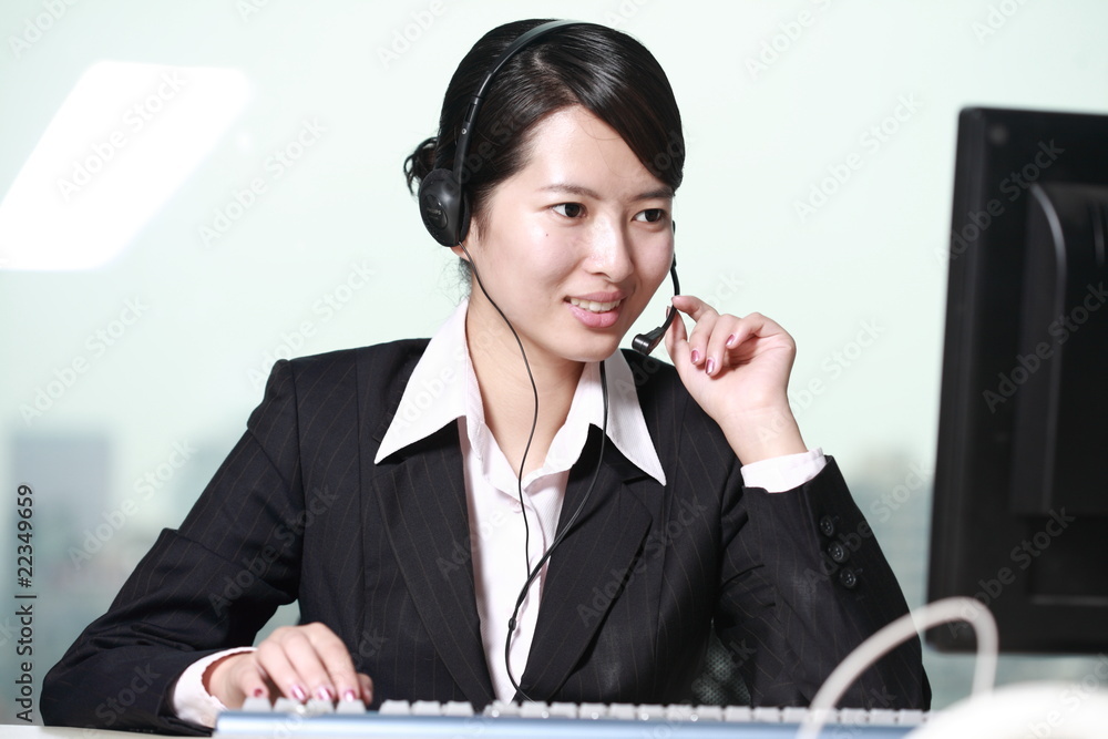 带耳机工作的商务女性