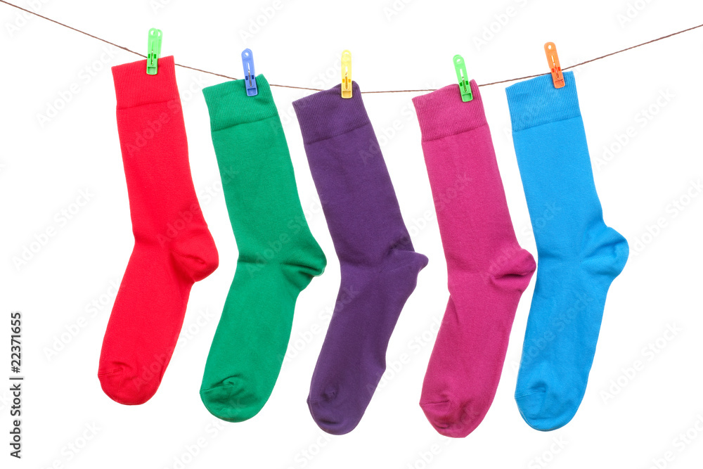 五种不同颜色的袜子挂在绳子上