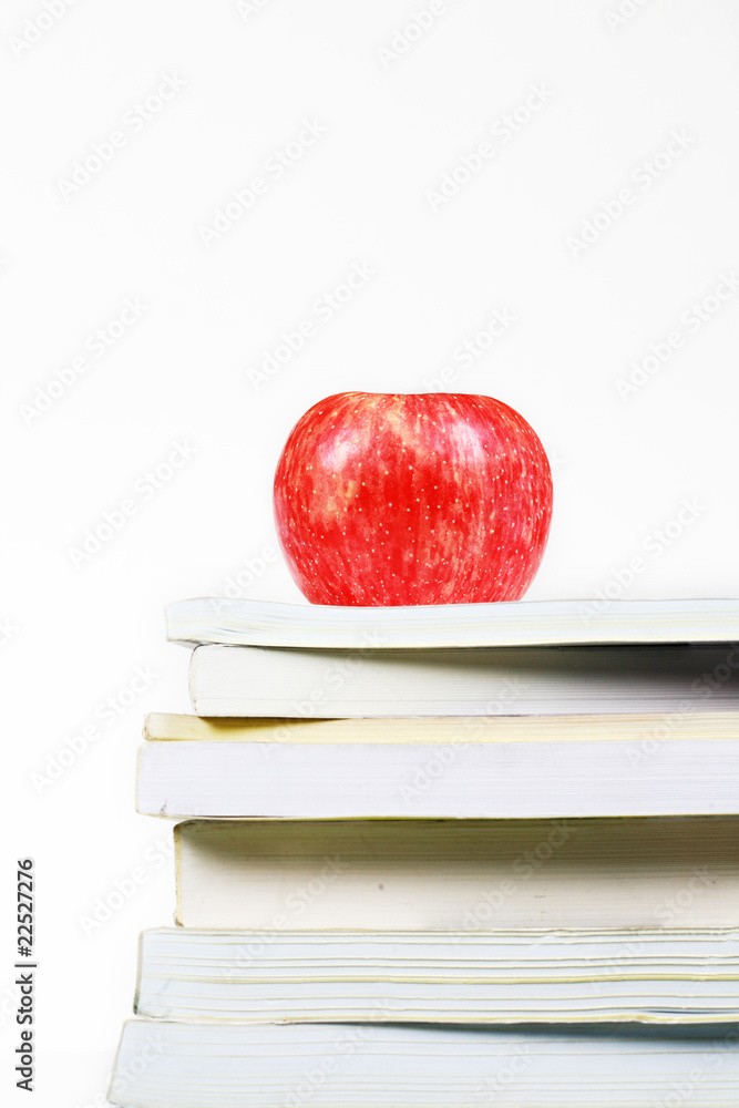 红苹果和许多白底书……