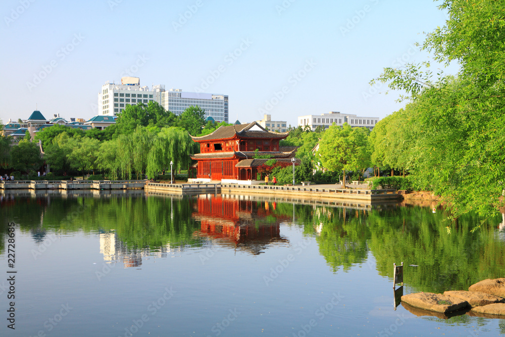 河上亭台楼阁，中国建筑。