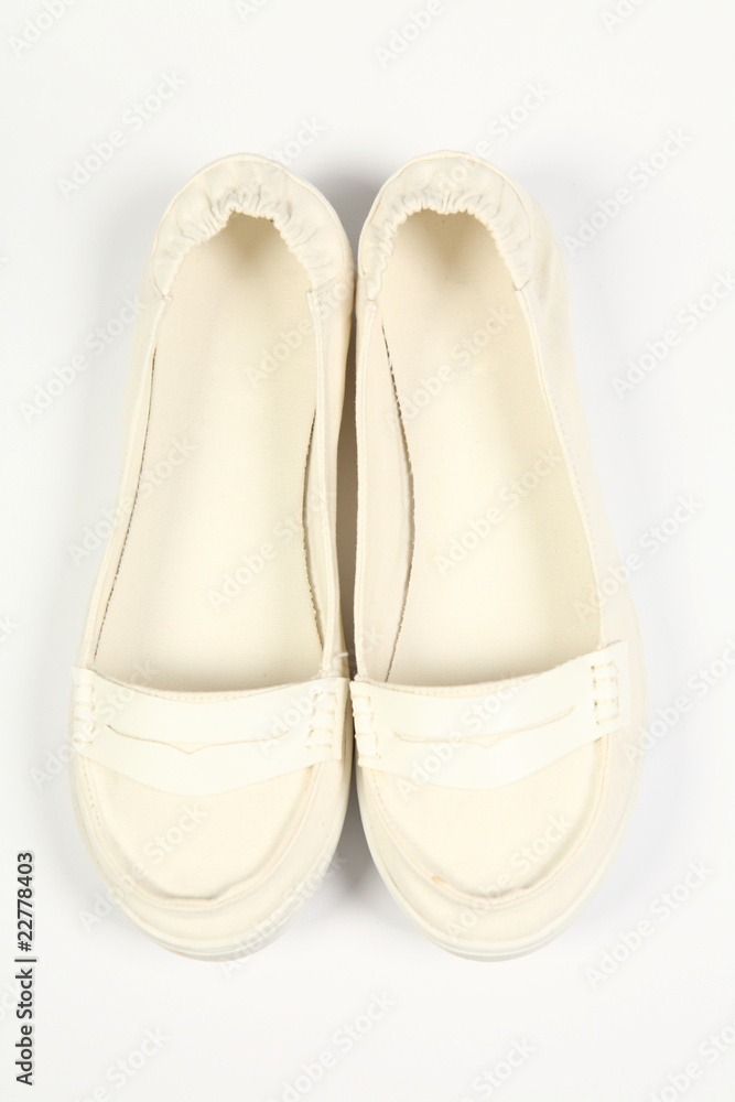 一双白色女鞋，白色背景