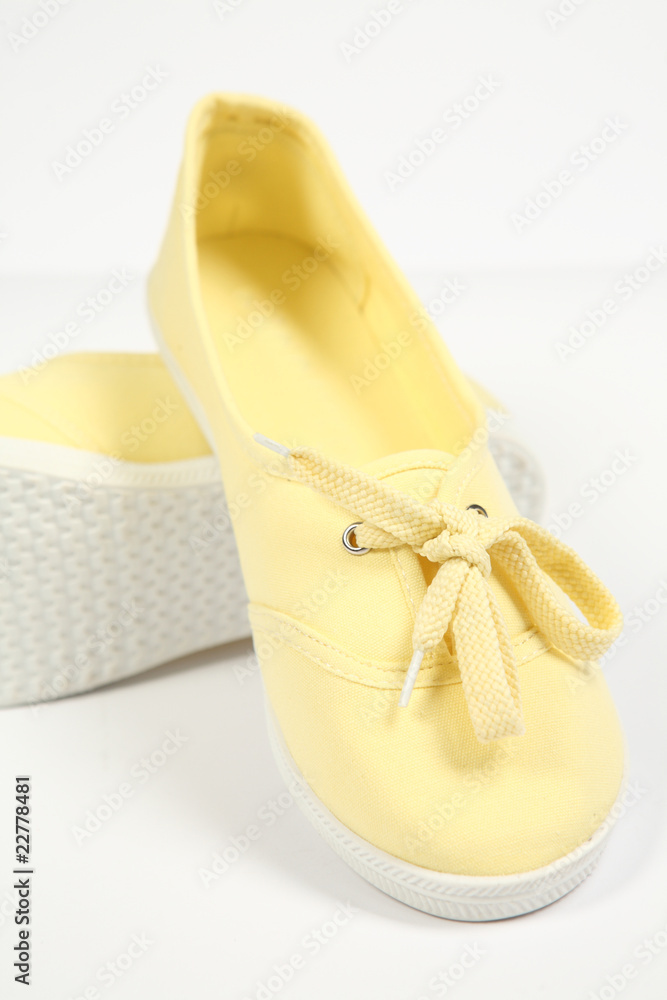 一双黄色女鞋，白底