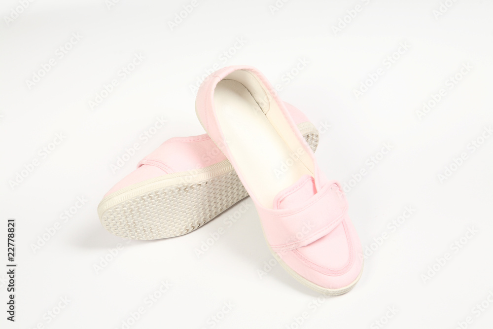 一双粉色女鞋，白底