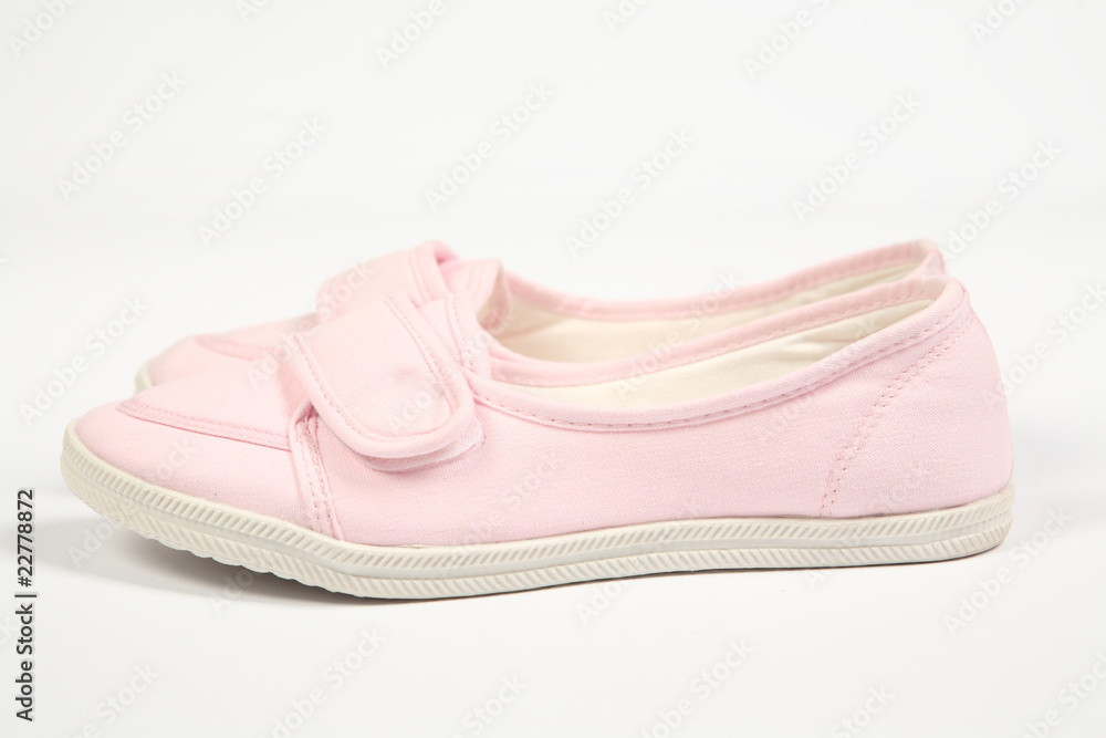 一双粉色女鞋，白底