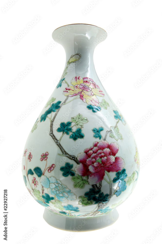 白色上隔离的古董中国花瓶，带有修剪路径。