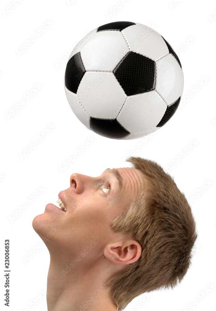 Fußballer zeigt seine Kopfball-Künste