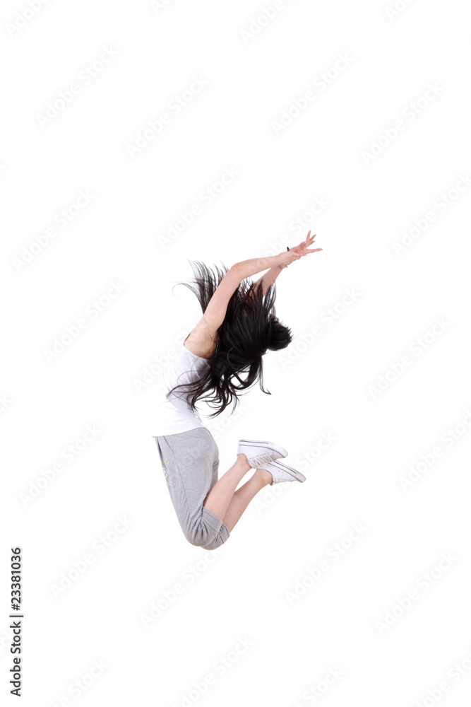 女孩在白色背景下孤立跳跃。