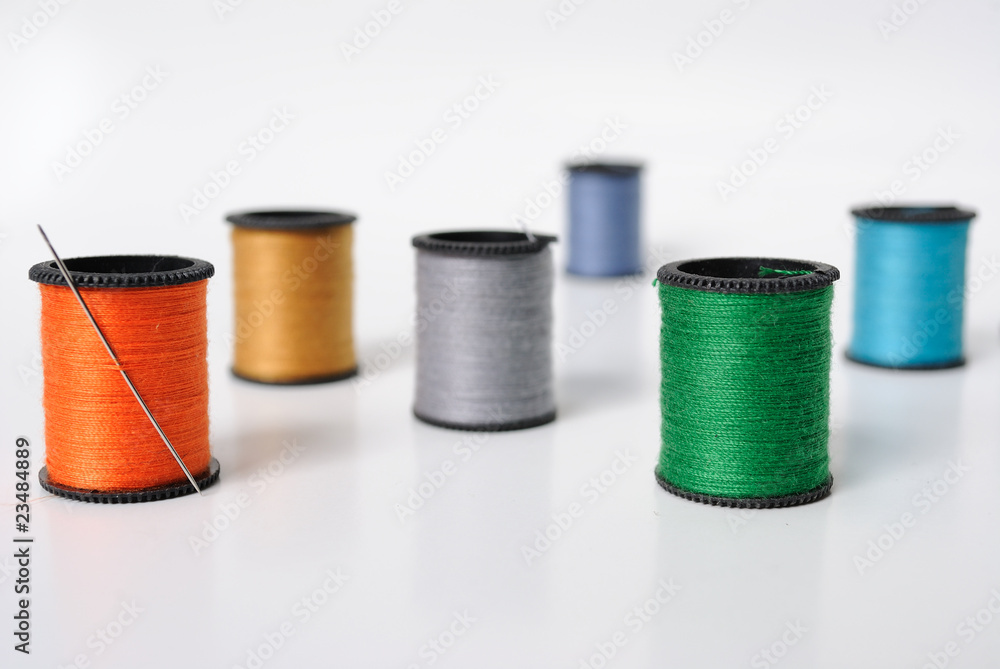缝纫针和彩色线勺