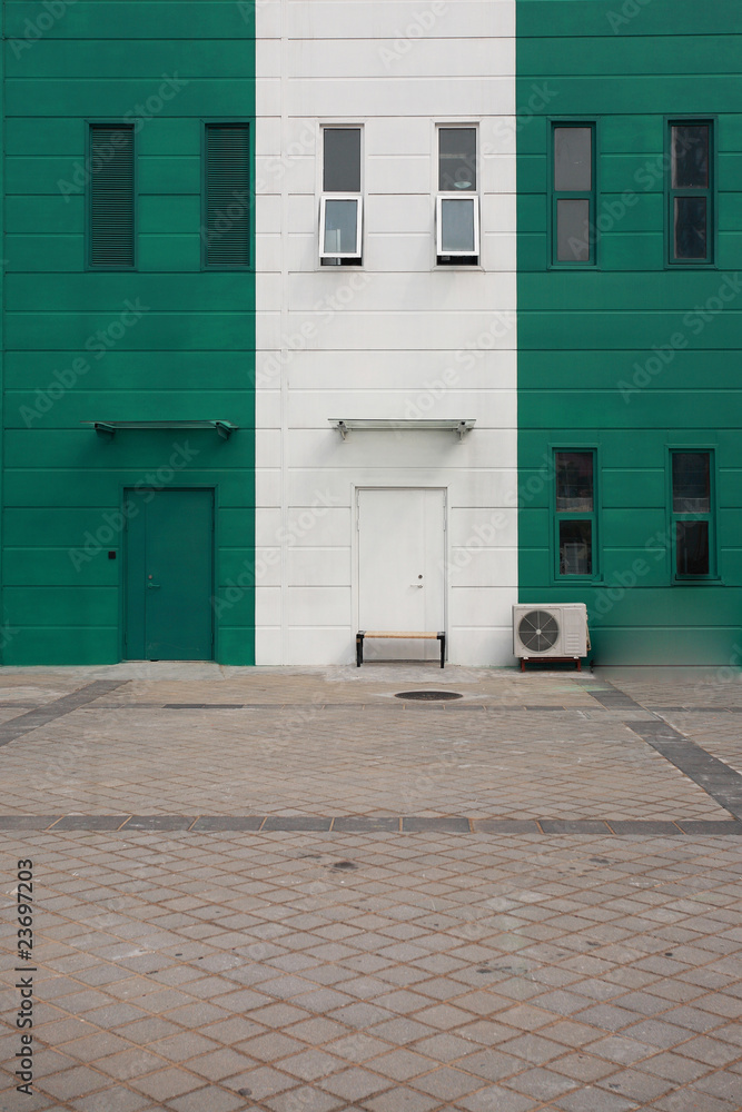 白色单门对绿色墙壁的图像。