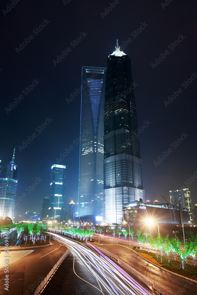 夜间高速公路交通发达的现代城市。