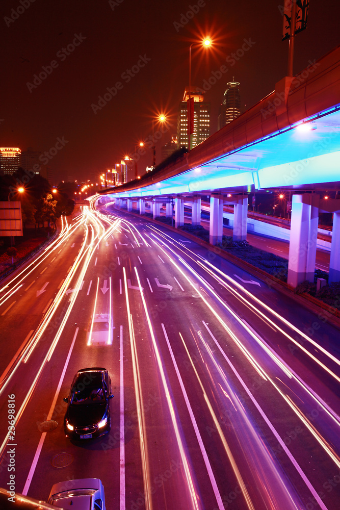 夜间高速公路交通的现代城市