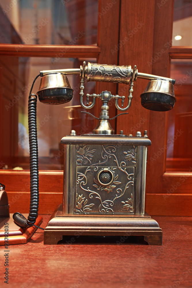 桌上的老式电话