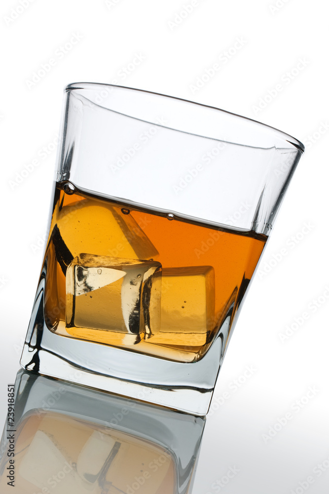 一杯苏格兰威士忌和冰块