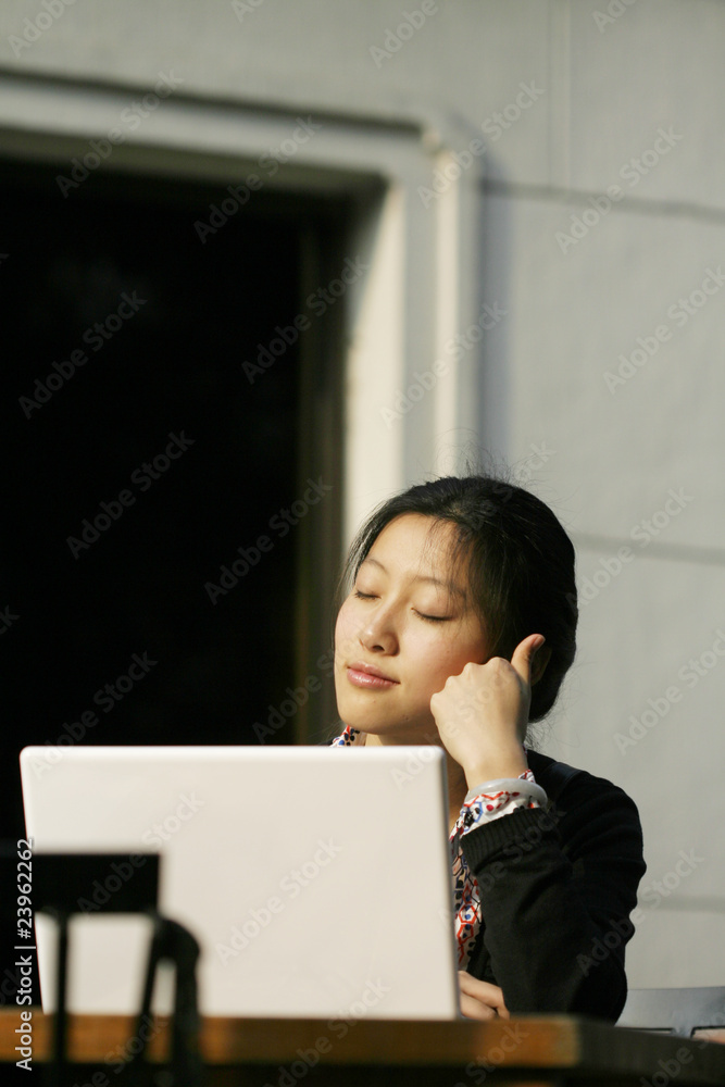 一个漂亮的亚洲女商人，带着笔记本电脑