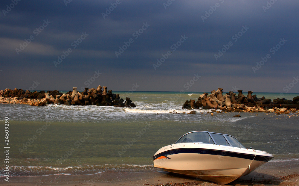 海滩上的摩托艇