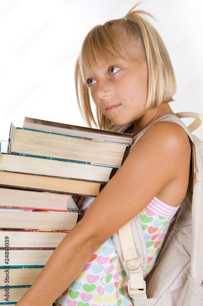 回到学校。带着沉重书籍的小女学生
