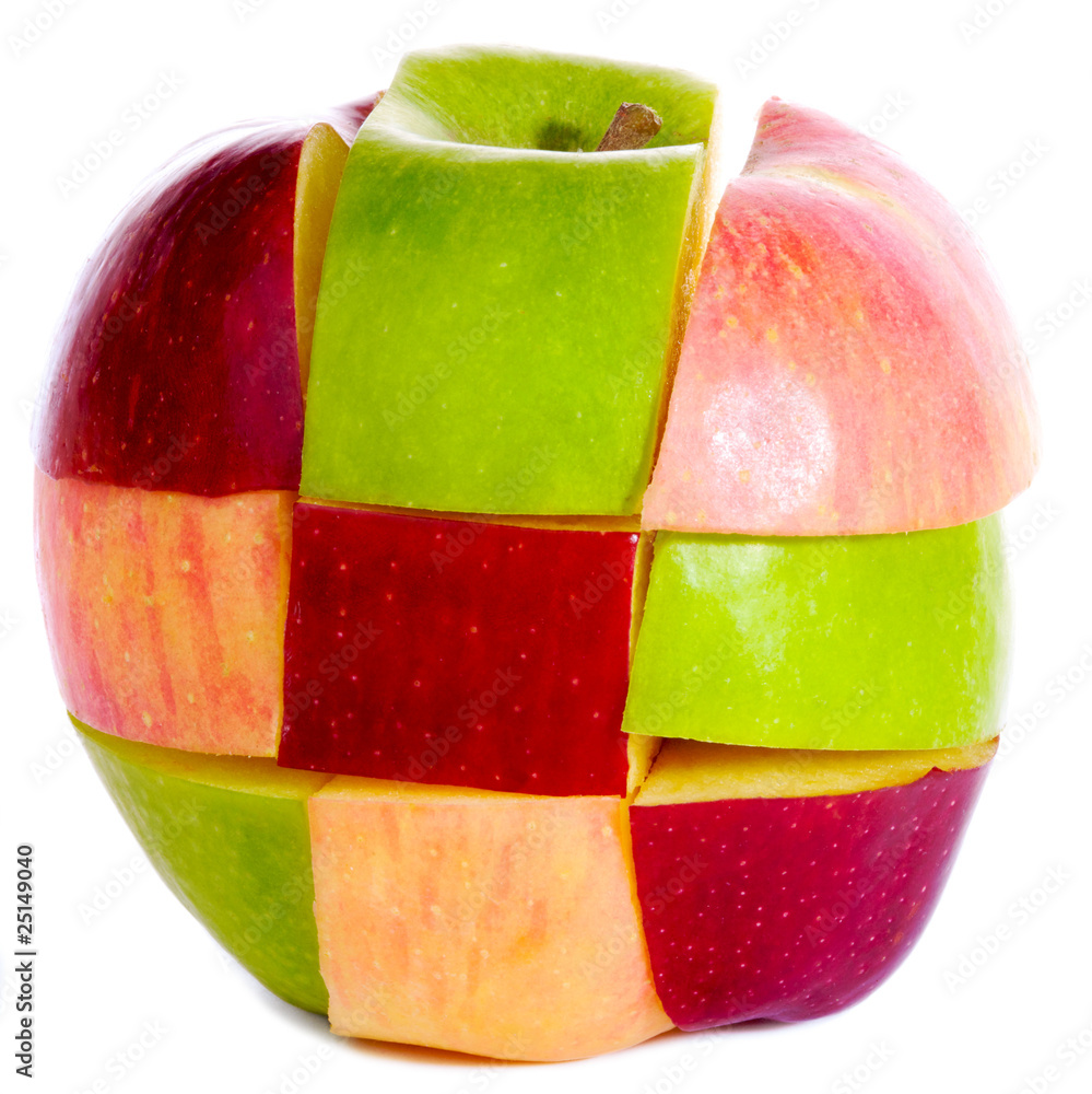 不同颜色的切片苹果在白色上隔离