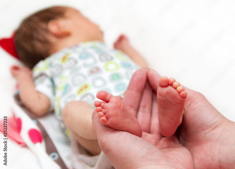妈妈手中的小婴儿脚