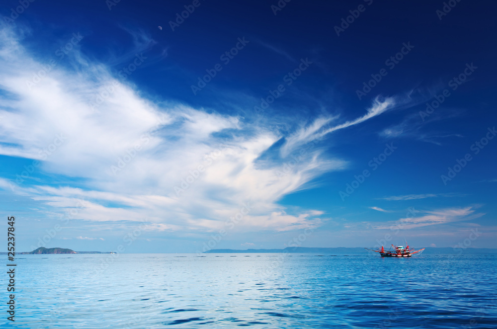 带渔船的海景，泰国