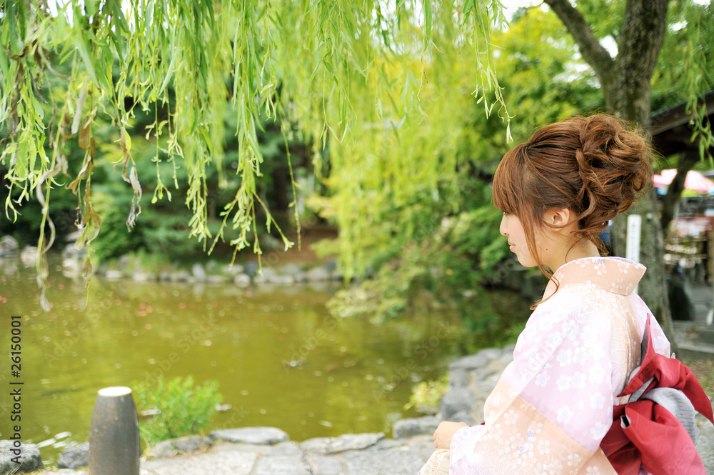 日本和服女子看池塘