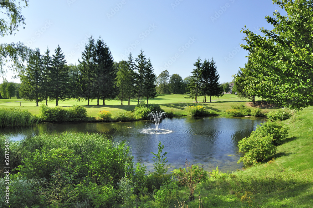 带池塘和高尔夫球场的夏季景观
