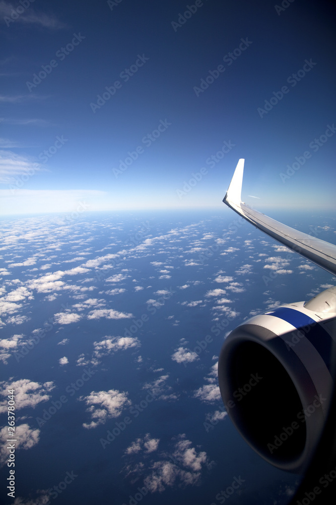 飞机翼端发动机的深蓝天空