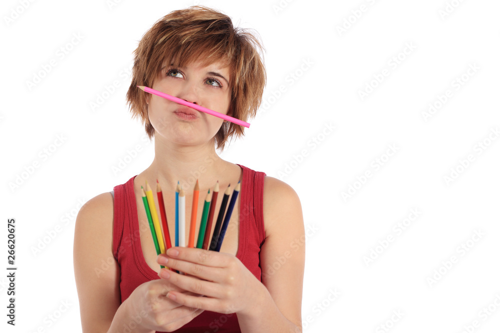Junge Frau spielt mit Buntstiften