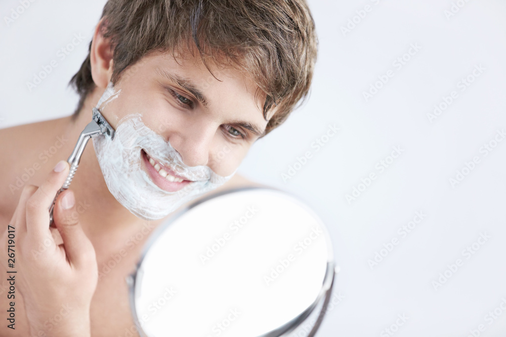给男人刮胡子