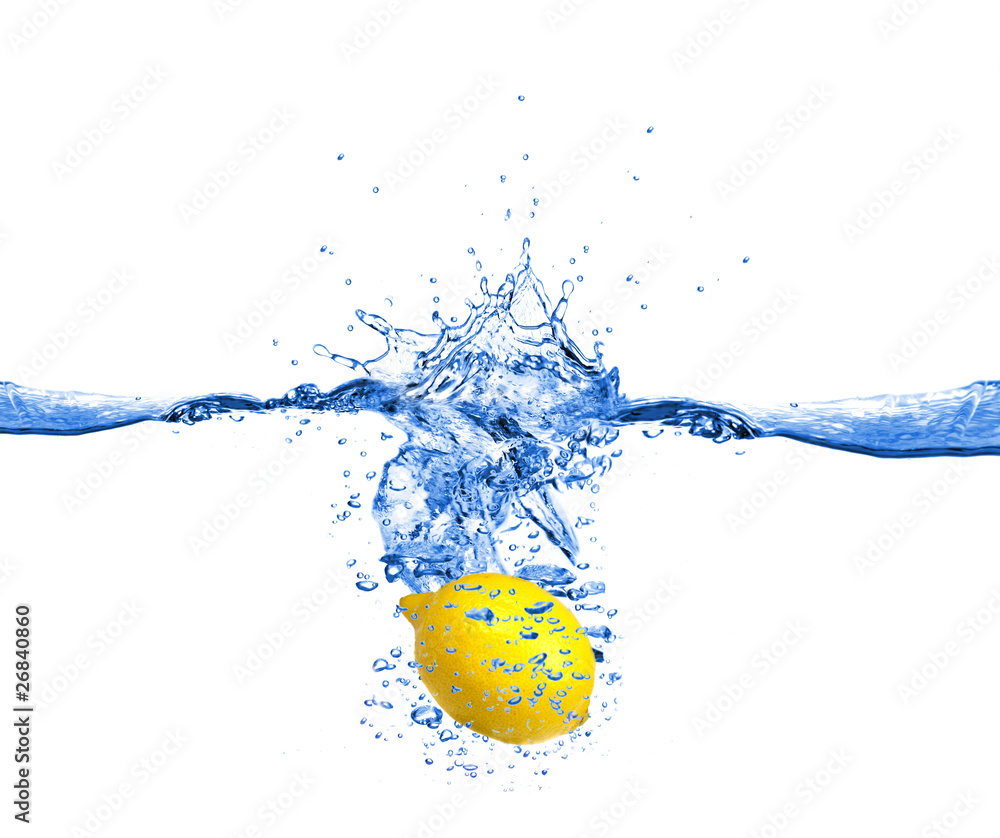 柠檬掉到水中，在白色背景上隔离