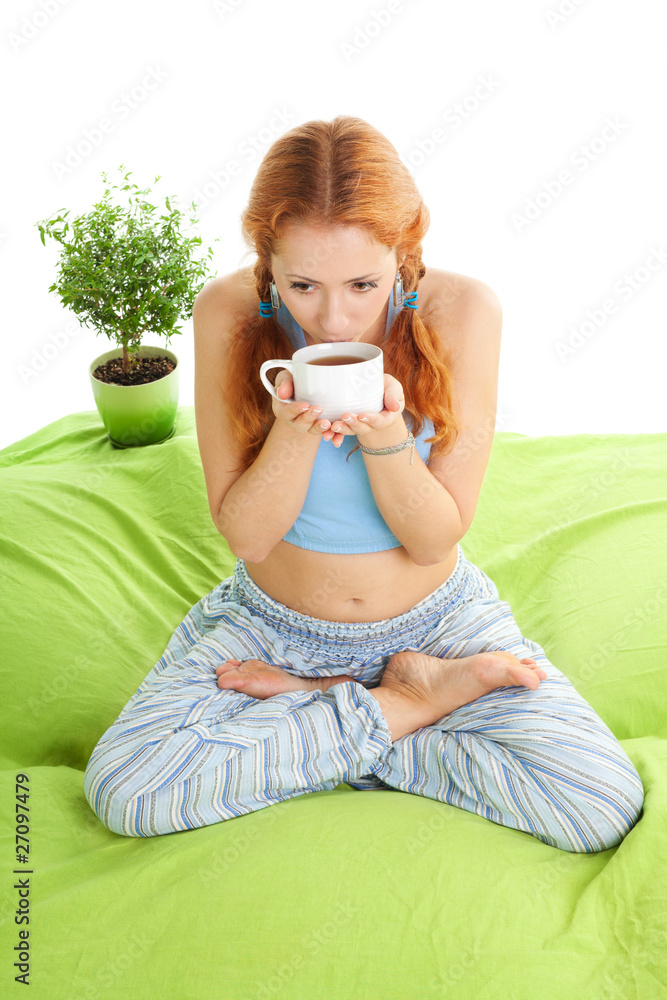 年轻女子瑜伽姿势喝茶