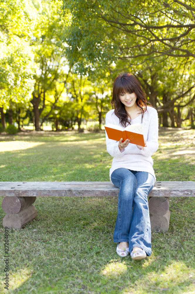 美丽的日本女人在看书