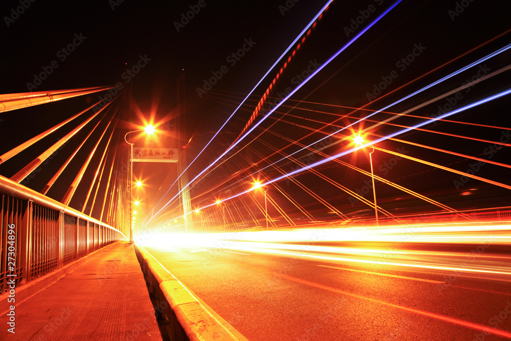 夜间桥梁交通