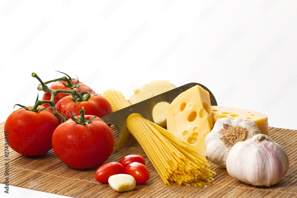 Composition of pasta, tomato and garlic